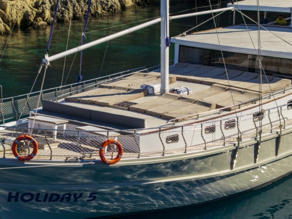 Holiday 5 gulet, 10 kabin ve 20 kişilik kapasitesiyle kalabalık gruplar için ideal mavi tur sunar. Güncel fiyatlar ve dahil hizmetler için Platin Yatçılık.