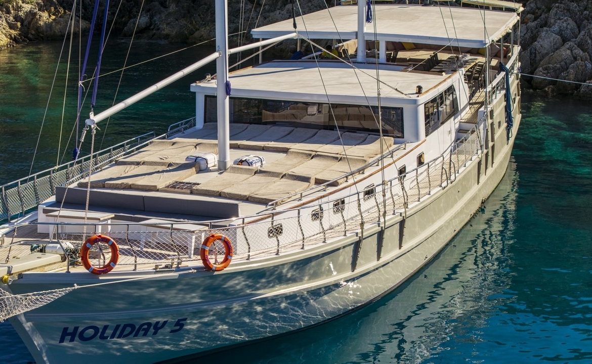 Holiday 5 gulet, 10 kabin ve 20 kişilik kapasitesiyle kalabalık gruplar için ideal mavi tur sunar. Güncel fiyatlar ve dahil hizmetler için Platin Yatçılık.