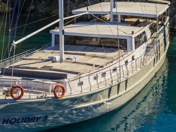 Holiday 5 gulet, 10 kabin ve 20 kişilik kapasitesiyle kalabalık gruplar için ideal mavi tur sunar. Güncel fiyatlar ve dahil hizmetler için Platin Yatçılık.