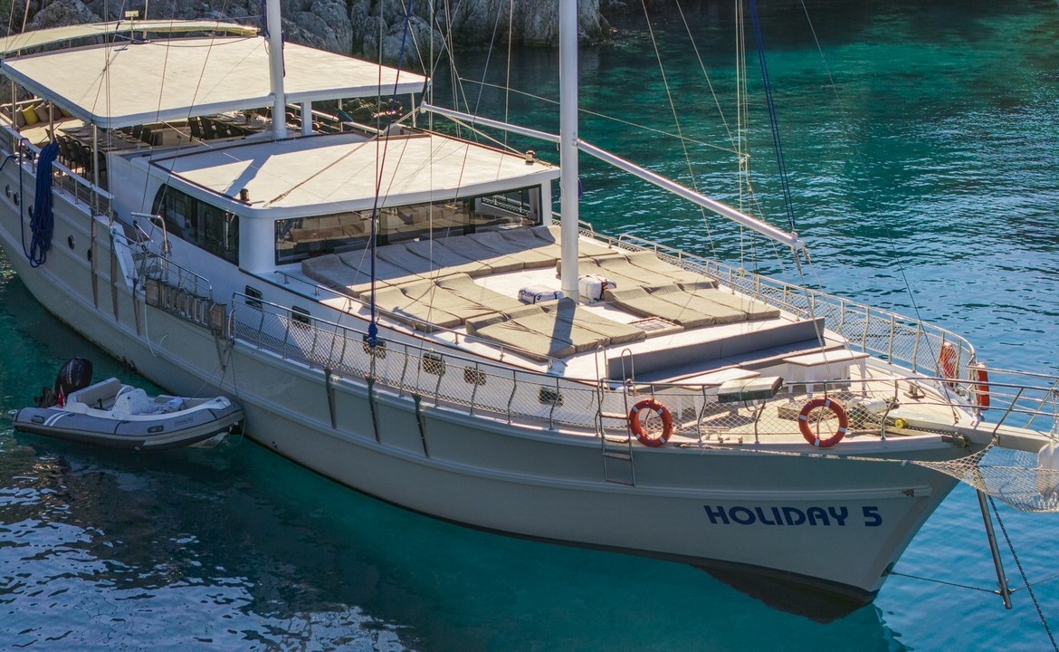 Holiday 5 gulet, 10 kabin ve 20 kişilik kapasitesiyle kalabalık gruplar için ideal mavi tur sunar. Güncel fiyatlar ve dahil hizmetler için Platin Yatçılık.