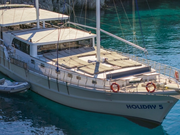 Holiday 5 gulet, 10 kabin ve 20 kişilik kapasitesiyle kalabalık gruplar için ideal mavi tur sunar. Güncel fiyatlar ve dahil hizmetler için Platin Yatçılık.