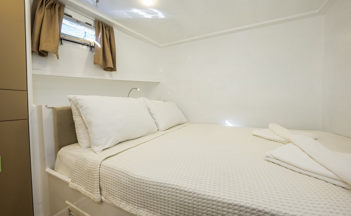 Holiday 5 gulet, 10 kabin ve 20 kişilik kapasitesiyle kalabalık gruplar için ideal mavi tur sunar. Güncel fiyatlar ve dahil hizmetler için Platin Yatçılık.