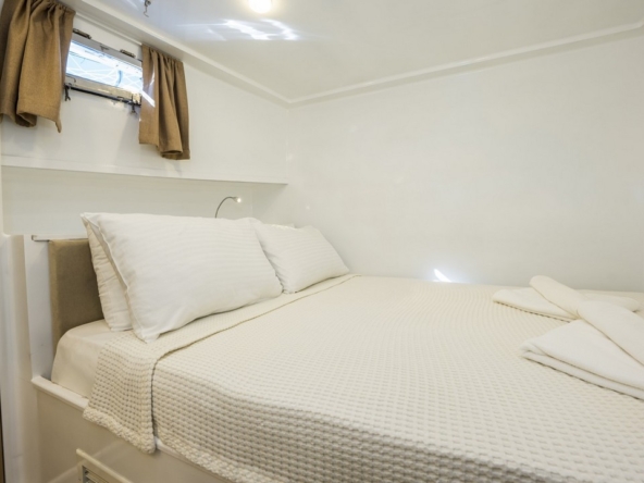 Holiday 5 gulet, 10 kabin ve 20 kişilik kapasitesiyle kalabalık gruplar için ideal mavi tur sunar. Güncel fiyatlar ve dahil hizmetler için Platin Yatçılık.