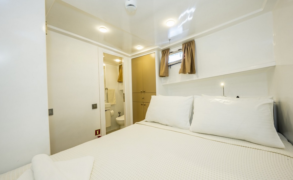 Holiday 5 gulet, 10 kabin ve 20 kişilik kapasitesiyle kalabalık gruplar için ideal mavi tur sunar. Güncel fiyatlar ve dahil hizmetler için Platin Yatçılık.