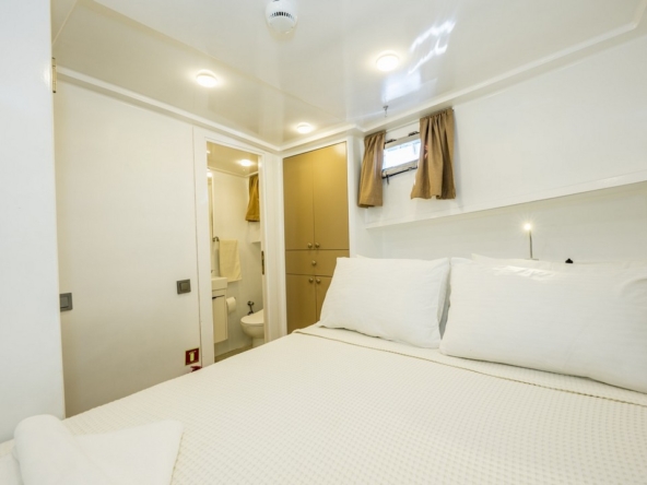 Holiday 5 gulet, 10 kabin ve 20 kişilik kapasitesiyle kalabalık gruplar için ideal mavi tur sunar. Güncel fiyatlar ve dahil hizmetler için Platin Yatçılık.