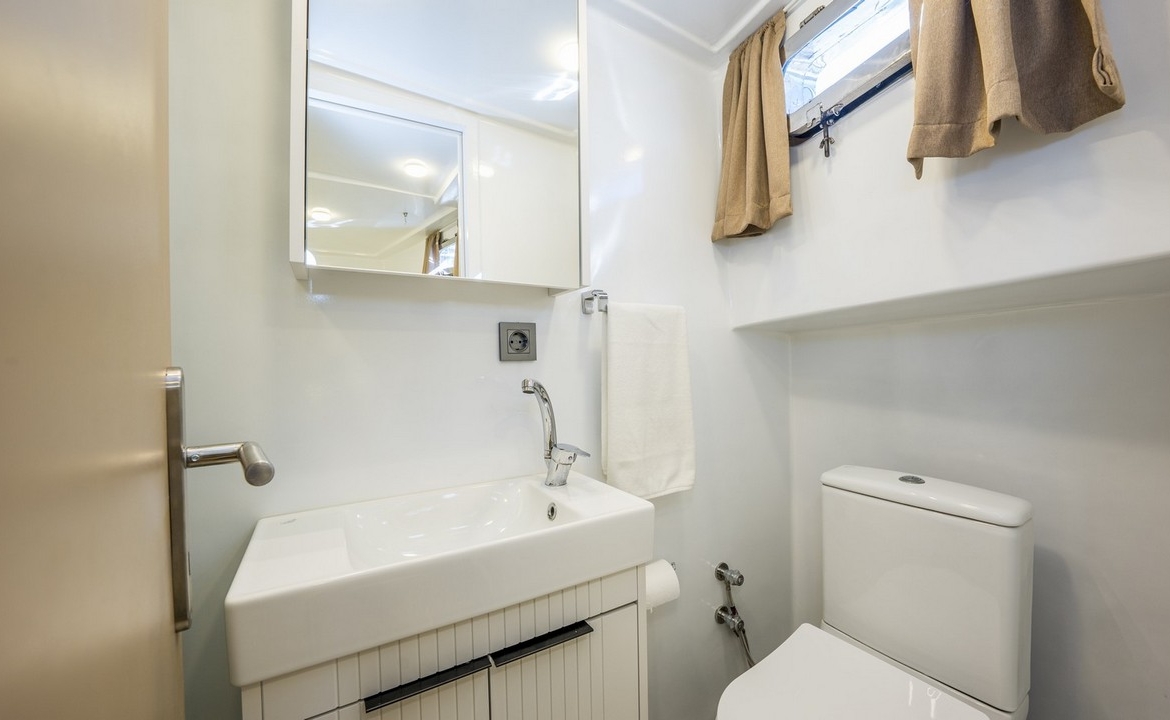 Holiday 5 gulet, 10 kabin ve 20 kişilik kapasitesiyle kalabalık gruplar için ideal mavi tur sunar. Güncel fiyatlar ve dahil hizmetler için Platin Yatçılık.