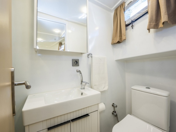 Holiday 5 gulet, 10 kabin ve 20 kişilik kapasitesiyle kalabalık gruplar için ideal mavi tur sunar. Güncel fiyatlar ve dahil hizmetler için Platin Yatçılık.