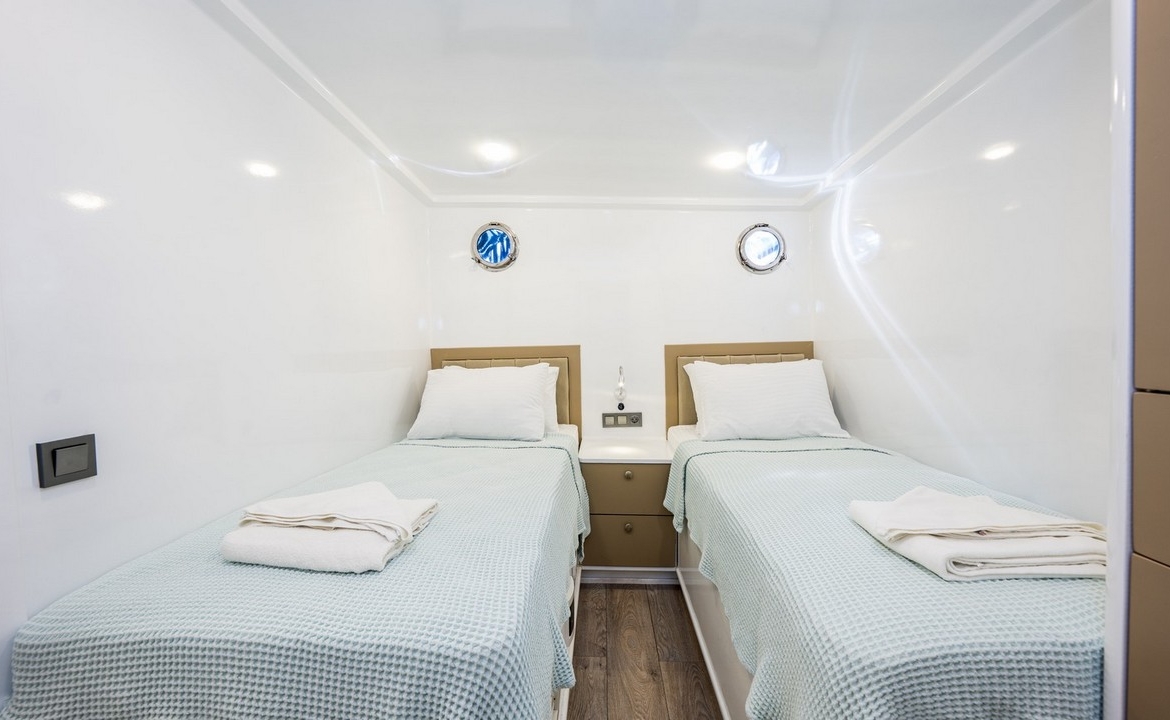 Holiday 5 gulet, 10 kabin ve 20 kişilik kapasitesiyle kalabalık gruplar için ideal mavi tur sunar. Güncel fiyatlar ve dahil hizmetler için Platin Yatçılık.