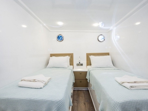 Holiday 5 gulet, 10 kabin ve 20 kişilik kapasitesiyle kalabalık gruplar için ideal mavi tur sunar. Güncel fiyatlar ve dahil hizmetler için Platin Yatçılık.