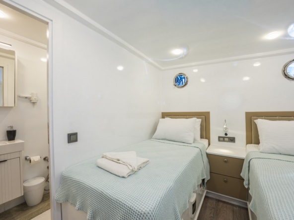 Holiday 5 gulet, 10 kabin ve 20 kişilik kapasitesiyle kalabalık gruplar için ideal mavi tur sunar. Güncel fiyatlar ve dahil hizmetler için Platin Yatçılık.