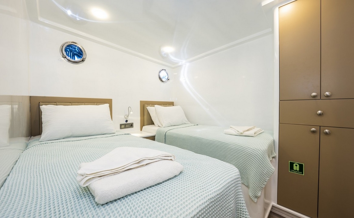 Holiday 5 gulet, 10 kabin ve 20 kişilik kapasitesiyle kalabalık gruplar için ideal mavi tur sunar. Güncel fiyatlar ve dahil hizmetler için Platin Yatçılık.