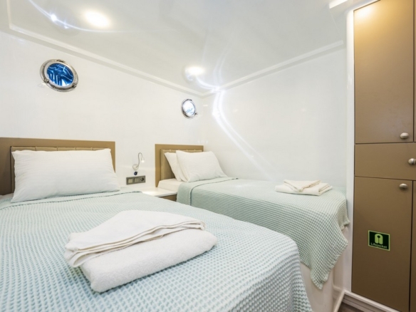 Holiday 5 gulet, 10 kabin ve 20 kişilik kapasitesiyle kalabalık gruplar için ideal mavi tur sunar. Güncel fiyatlar ve dahil hizmetler için Platin Yatçılık.