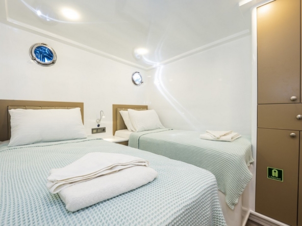 Holiday 5 gulet, 10 kabin ve 20 kişilik kapasitesiyle kalabalık gruplar için ideal mavi tur sunar. Güncel fiyatlar ve dahil hizmetler için Platin Yatçılık.