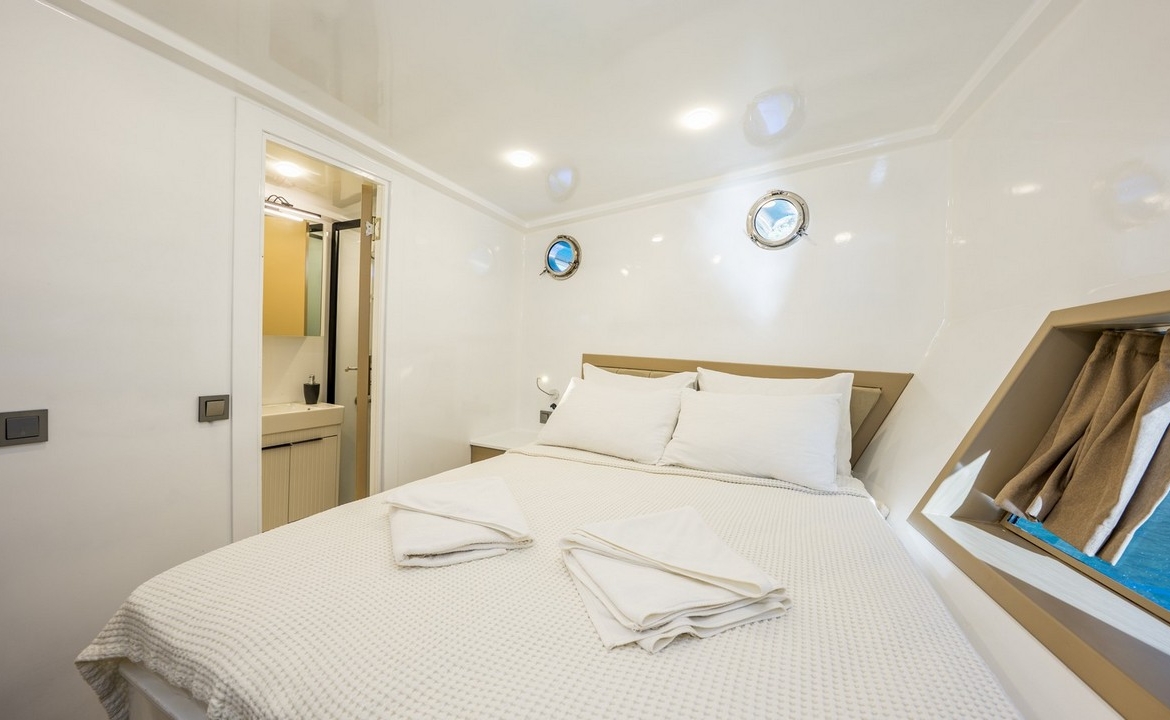 Holiday 5 gulet, 10 kabin ve 20 kişilik kapasitesiyle kalabalık gruplar için ideal mavi tur sunar. Güncel fiyatlar ve dahil hizmetler için Platin Yatçılık.