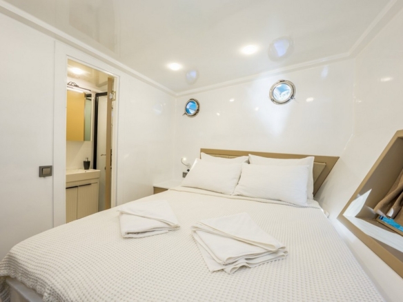 Holiday 5 gulet, 10 kabin ve 20 kişilik kapasitesiyle kalabalık gruplar için ideal mavi tur sunar. Güncel fiyatlar ve dahil hizmetler için Platin Yatçılık.