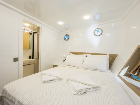 Holiday 5 gulet, 10 kabin ve 20 kişilik kapasitesiyle kalabalık gruplar için ideal mavi tur sunar. Güncel fiyatlar ve dahil hizmetler için Platin Yatçılık.