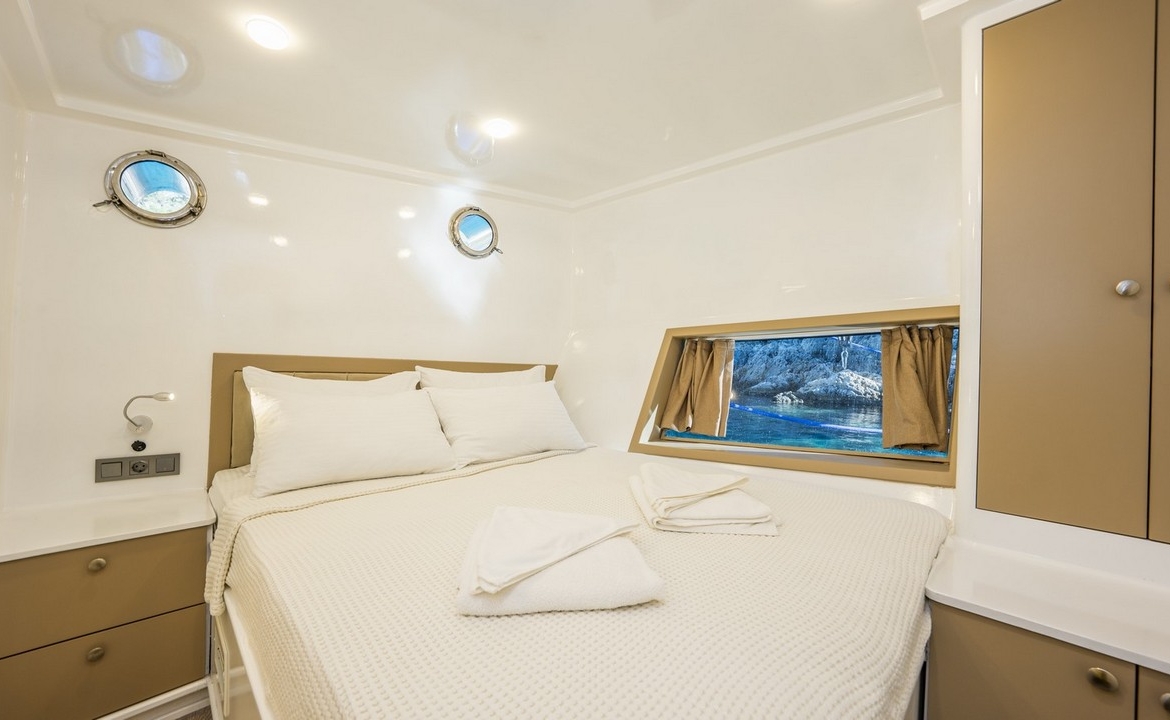 Holiday 5 gulet, 10 kabin ve 20 kişilik kapasitesiyle kalabalık gruplar için ideal mavi tur sunar. Güncel fiyatlar ve dahil hizmetler için Platin Yatçılık.