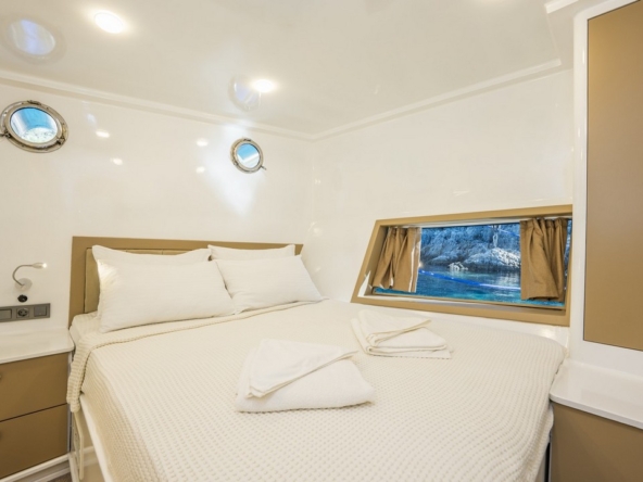 Holiday 5 gulet, 10 kabin ve 20 kişilik kapasitesiyle kalabalık gruplar için ideal mavi tur sunar. Güncel fiyatlar ve dahil hizmetler için Platin Yatçılık.