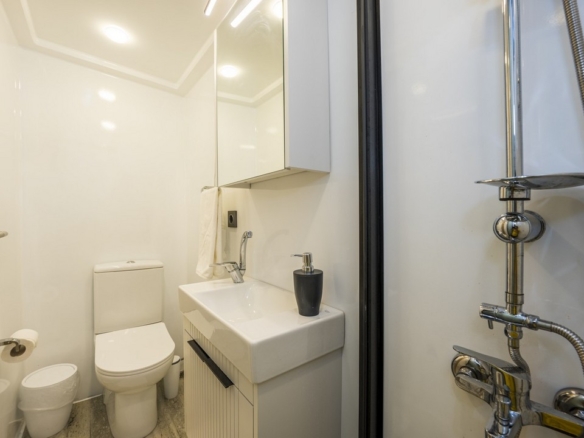 Holiday 5 gulet, 10 kabin ve 20 kişilik kapasitesiyle kalabalık gruplar için ideal mavi tur sunar. Güncel fiyatlar ve dahil hizmetler için Platin Yatçılık.