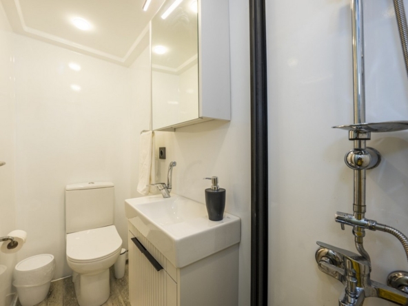 Holiday 5 gulet, 10 kabin ve 20 kişilik kapasitesiyle kalabalık gruplar için ideal mavi tur sunar. Güncel fiyatlar ve dahil hizmetler için Platin Yatçılık.