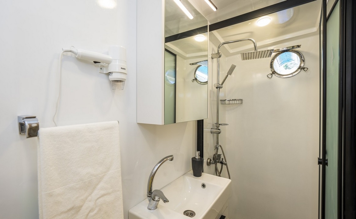 Holiday 5 gulet, 10 kabin ve 20 kişilik kapasitesiyle kalabalık gruplar için ideal mavi tur sunar. Güncel fiyatlar ve dahil hizmetler için Platin Yatçılık.