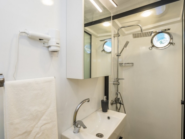 Holiday 5 gulet, 10 kabin ve 20 kişilik kapasitesiyle kalabalık gruplar için ideal mavi tur sunar. Güncel fiyatlar ve dahil hizmetler için Platin Yatçılık.