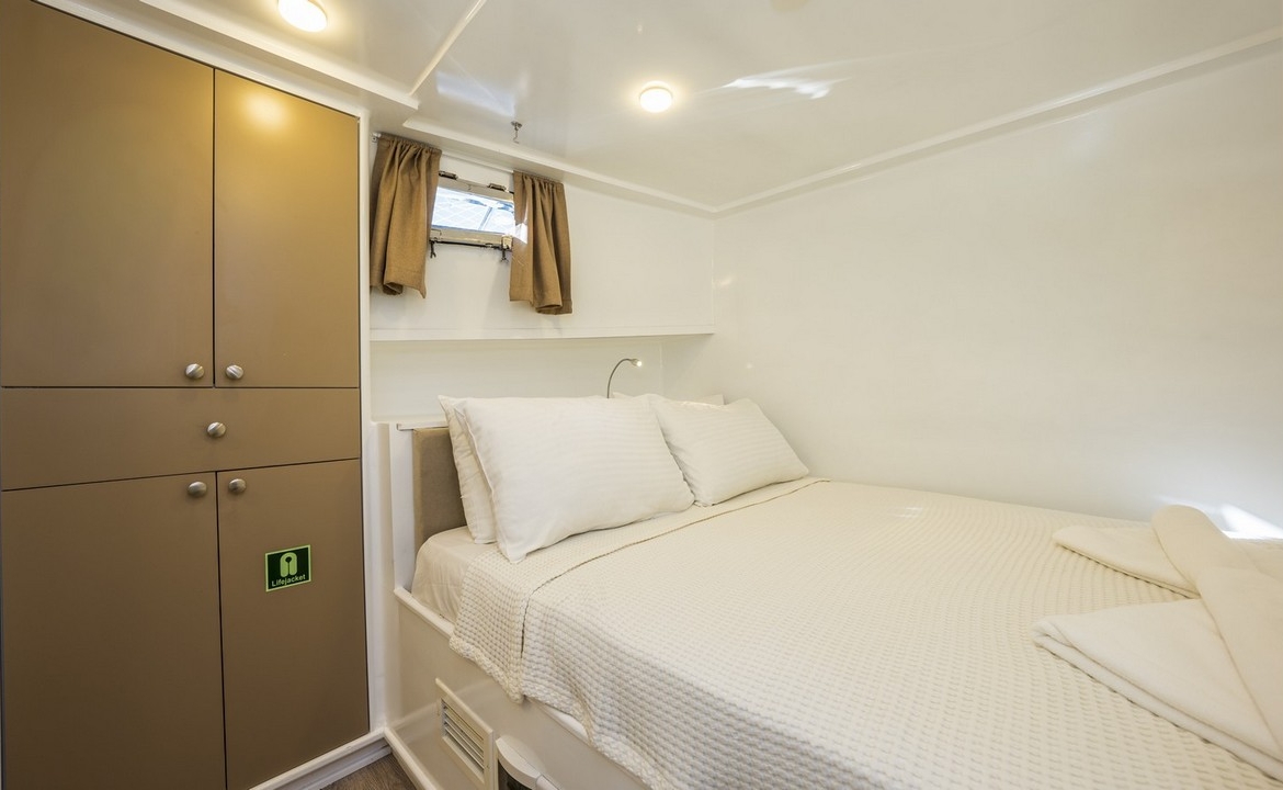 Holiday 5 gulet, 10 kabin ve 20 kişilik kapasitesiyle kalabalık gruplar için ideal mavi tur sunar. Güncel fiyatlar ve dahil hizmetler için Platin Yatçılık.