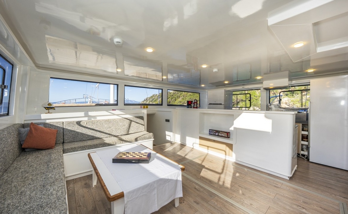 Holiday 5 gulet, 10 kabin ve 20 kişilik kapasitesiyle kalabalık gruplar için ideal mavi tur sunar. Güncel fiyatlar ve dahil hizmetler için Platin Yatçılık.