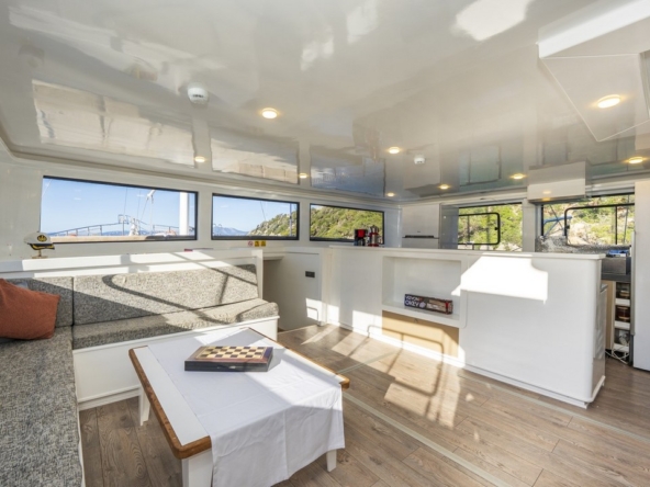 Holiday 5 gulet, 10 kabin ve 20 kişilik kapasitesiyle kalabalık gruplar için ideal mavi tur sunar. Güncel fiyatlar ve dahil hizmetler için Platin Yatçılık.