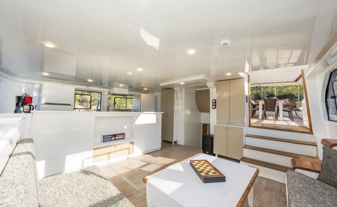 Holiday 5 gulet, 10 kabin ve 20 kişilik kapasitesiyle kalabalık gruplar için ideal mavi tur sunar. Güncel fiyatlar ve dahil hizmetler için Platin Yatçılık.