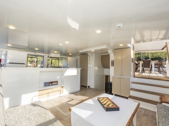 Holiday 5 gulet, 10 kabin ve 20 kişilik kapasitesiyle kalabalık gruplar için ideal mavi tur sunar. Güncel fiyatlar ve dahil hizmetler için Platin Yatçılık.