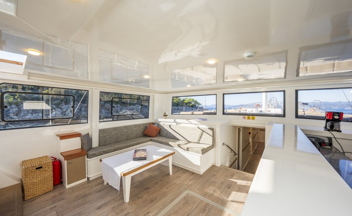 Holiday 5 gulet, 10 kabin ve 20 kişilik kapasitesiyle kalabalık gruplar için ideal mavi tur sunar. Güncel fiyatlar ve dahil hizmetler için Platin Yatçılık.