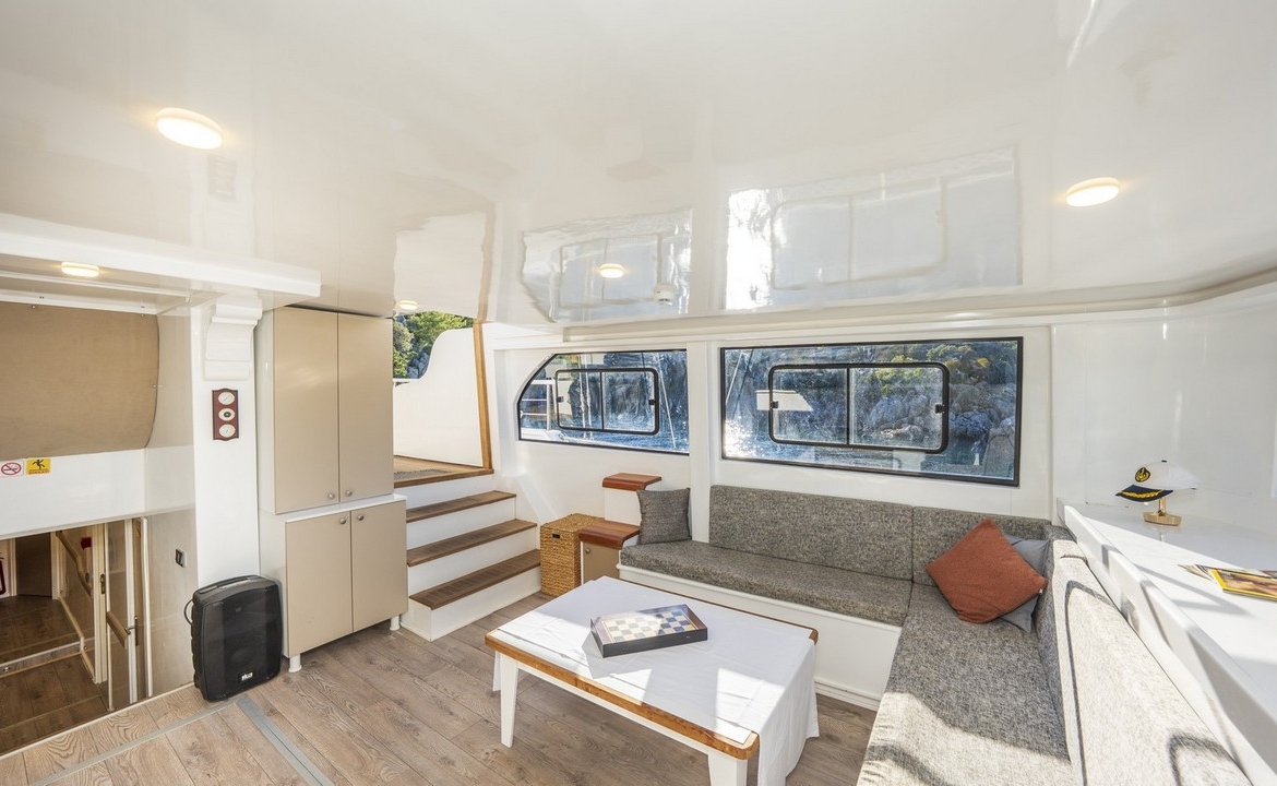 Holiday 5 gulet, 10 kabin ve 20 kişilik kapasitesiyle kalabalık gruplar için ideal mavi tur sunar. Güncel fiyatlar ve dahil hizmetler için Platin Yatçılık.