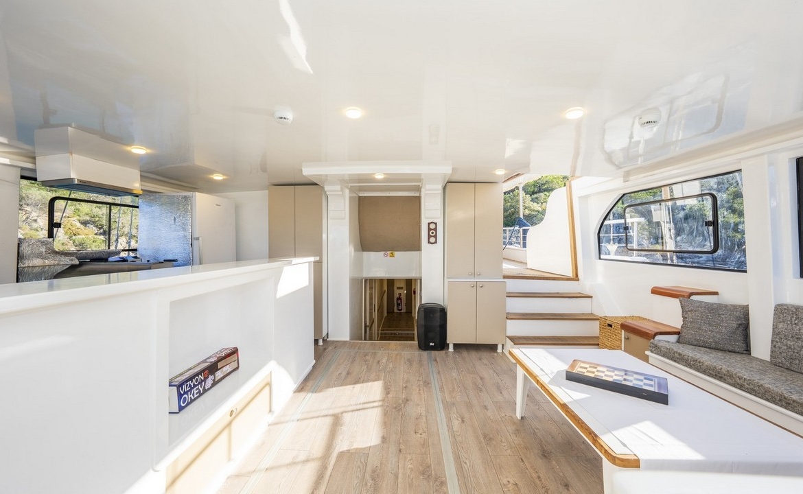 Holiday 5 gulet, 10 kabin ve 20 kişilik kapasitesiyle kalabalık gruplar için ideal mavi tur sunar. Güncel fiyatlar ve dahil hizmetler için Platin Yatçılık.