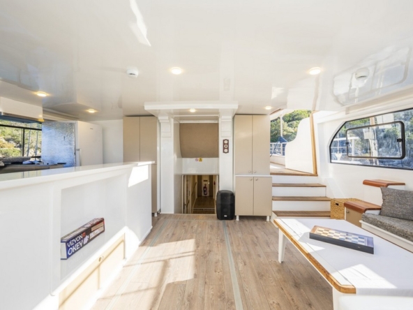 Holiday 5 gulet, 10 kabin ve 20 kişilik kapasitesiyle kalabalık gruplar için ideal mavi tur sunar. Güncel fiyatlar ve dahil hizmetler için Platin Yatçılık.