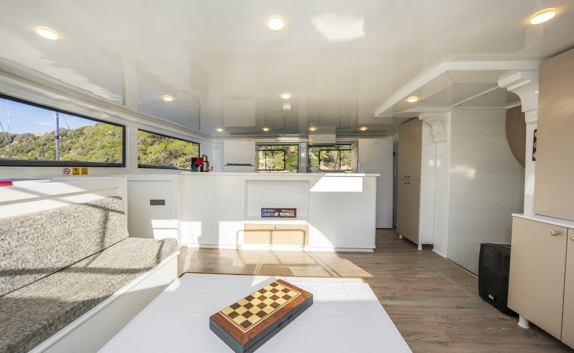 Holiday 5 gulet, 10 kabin ve 20 kişilik kapasitesiyle kalabalık gruplar için ideal mavi tur sunar. Güncel fiyatlar ve dahil hizmetler için Platin Yatçılık.