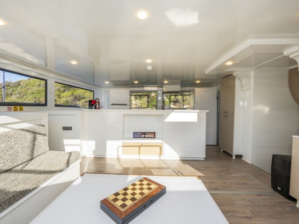 Holiday 5 gulet, 10 kabin ve 20 kişilik kapasitesiyle kalabalık gruplar için ideal mavi tur sunar. Güncel fiyatlar ve dahil hizmetler için Platin Yatçılık.