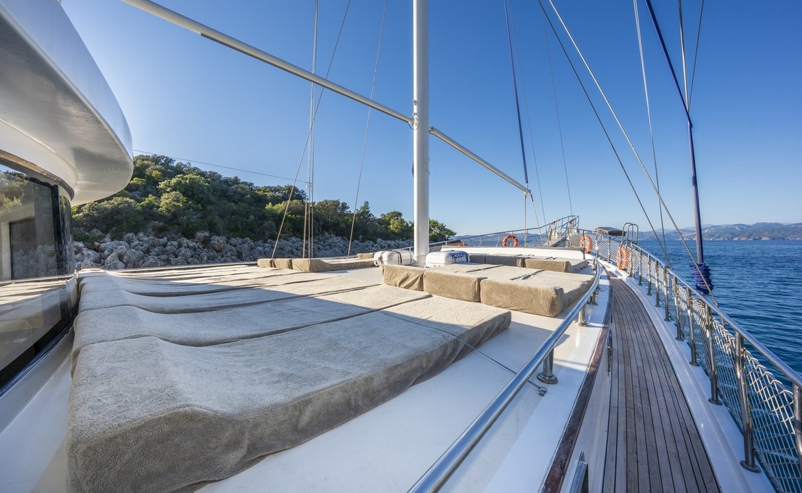 Holiday 5 gulet, 10 kabin ve 20 kişilik kapasitesiyle kalabalık gruplar için ideal mavi tur sunar. Güncel fiyatlar ve dahil hizmetler için Platin Yatçılık.