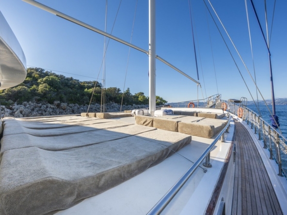 Holiday 5 gulet, 10 kabin ve 20 kişilik kapasitesiyle kalabalık gruplar için ideal mavi tur sunar. Güncel fiyatlar ve dahil hizmetler için Platin Yatçılık.