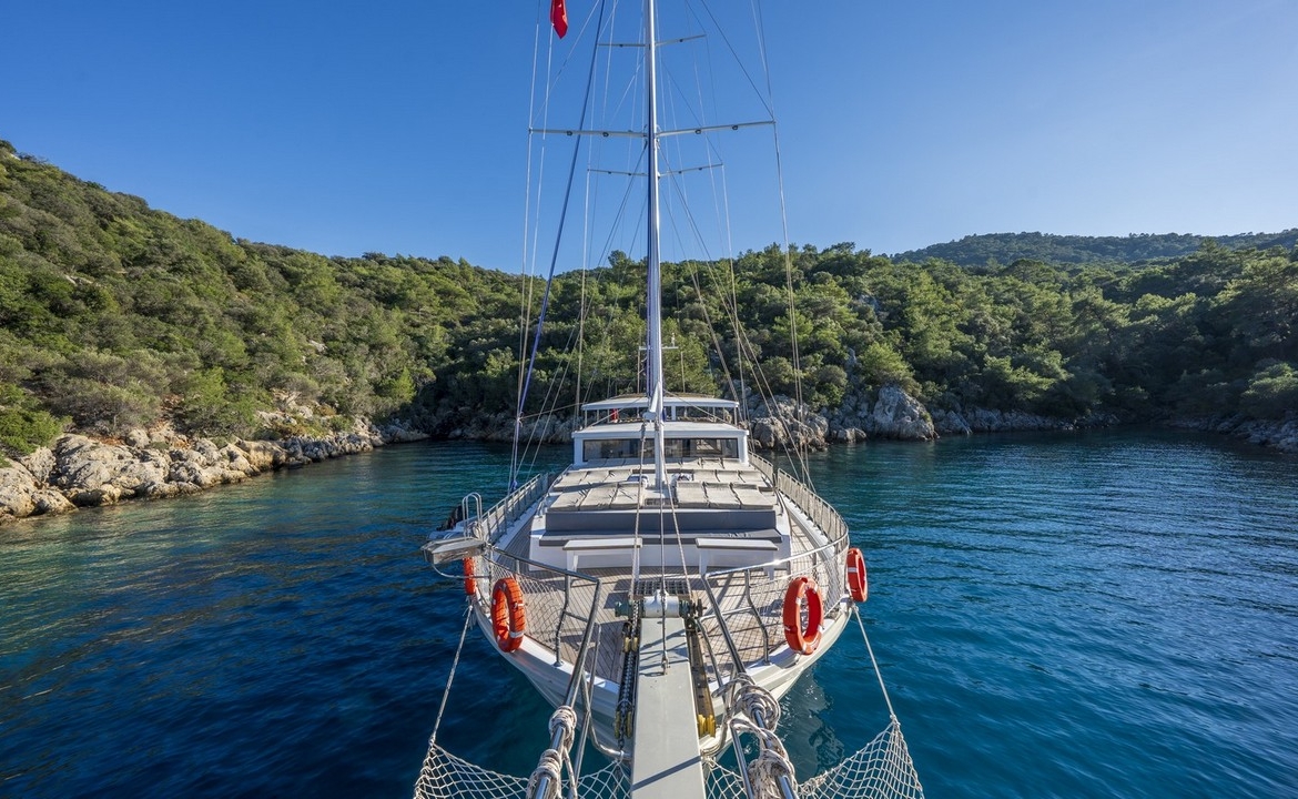 Holiday 5 gulet, 10 kabin ve 20 kişilik kapasitesiyle kalabalık gruplar için ideal mavi tur sunar. Güncel fiyatlar ve dahil hizmetler için Platin Yatçılık.