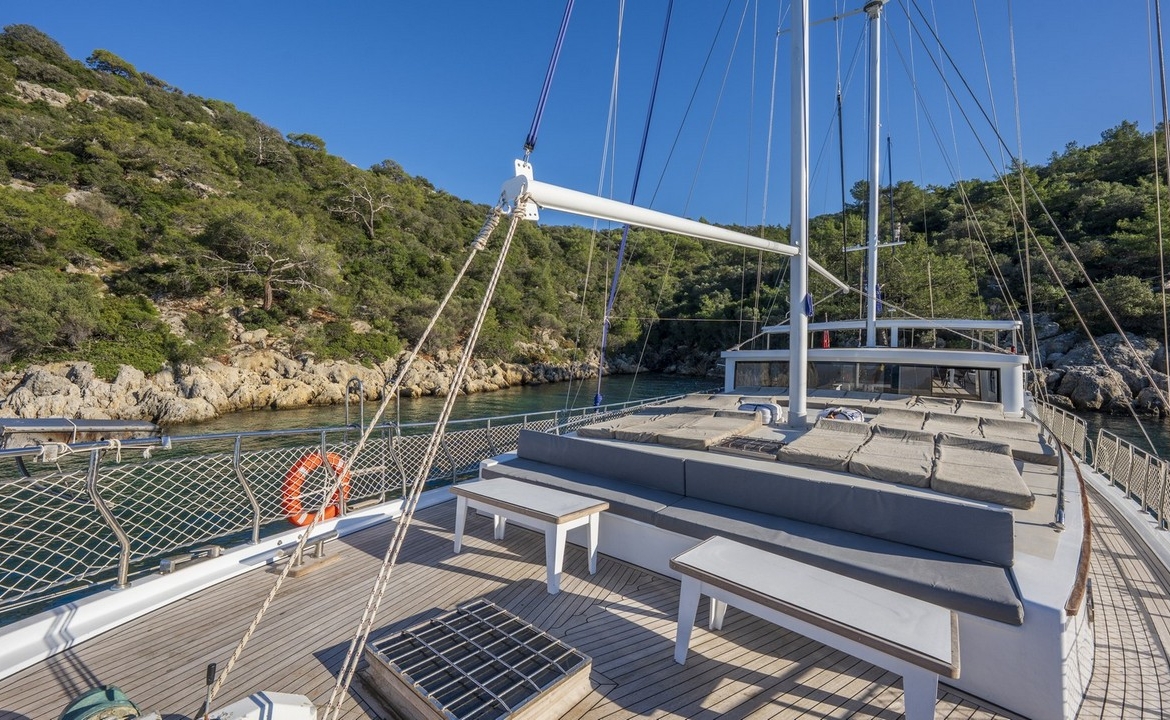 Holiday 5 gulet, 10 kabin ve 20 kişilik kapasitesiyle kalabalık gruplar için ideal mavi tur sunar. Güncel fiyatlar ve dahil hizmetler için Platin Yatçılık.