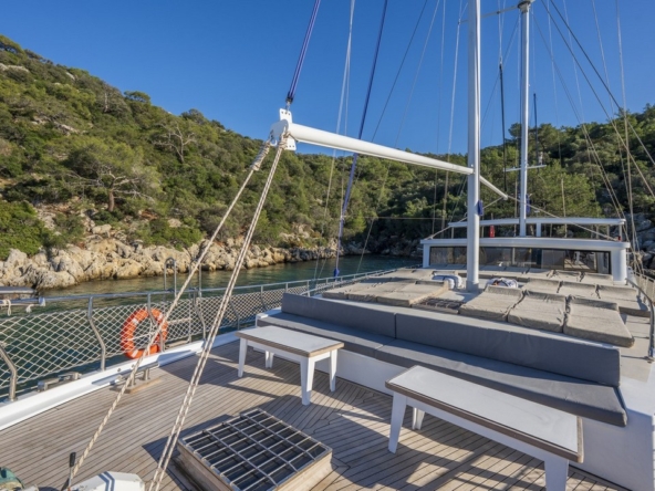 Holiday 5 gulet, 10 kabin ve 20 kişilik kapasitesiyle kalabalık gruplar için ideal mavi tur sunar. Güncel fiyatlar ve dahil hizmetler için Platin Yatçılık.