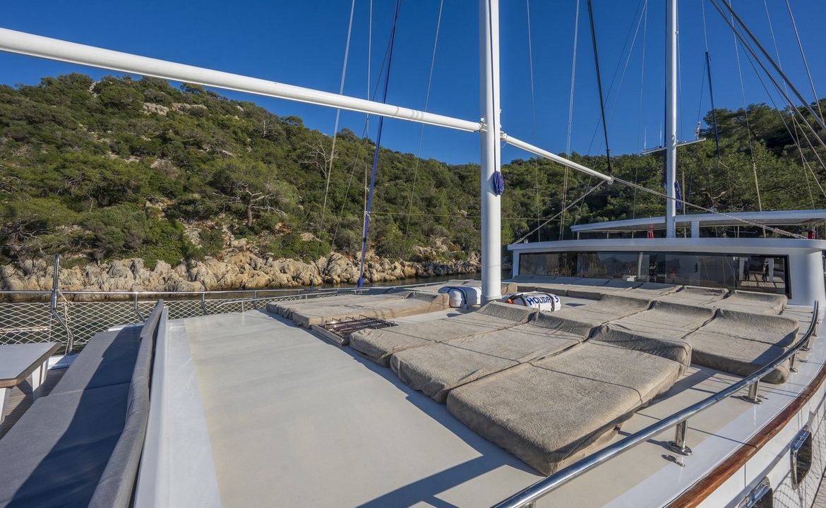 Holiday 5 gulet, 10 kabin ve 20 kişilik kapasitesiyle kalabalık gruplar için ideal mavi tur sunar. Güncel fiyatlar ve dahil hizmetler için Platin Yatçılık.