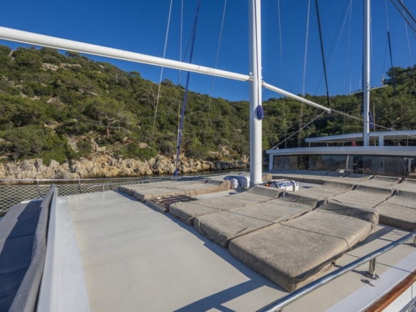 Holiday 5 gulet, 10 kabin ve 20 kişilik kapasitesiyle kalabalık gruplar için ideal mavi tur sunar. Güncel fiyatlar ve dahil hizmetler için Platin Yatçılık.