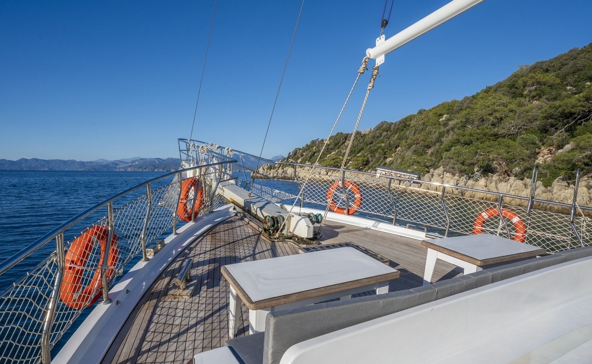 Holiday 5 gulet, 10 kabin ve 20 kişilik kapasitesiyle kalabalık gruplar için ideal mavi tur sunar. Güncel fiyatlar ve dahil hizmetler için Platin Yatçılık.