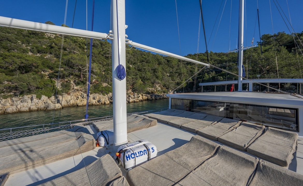 Holiday 5 gulet, 10 kabin ve 20 kişilik kapasitesiyle kalabalık gruplar için ideal mavi tur sunar. Güncel fiyatlar ve dahil hizmetler için Platin Yatçılık.