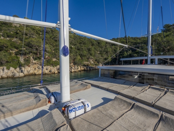 Holiday 5 gulet, 10 kabin ve 20 kişilik kapasitesiyle kalabalık gruplar için ideal mavi tur sunar. Güncel fiyatlar ve dahil hizmetler için Platin Yatçılık.