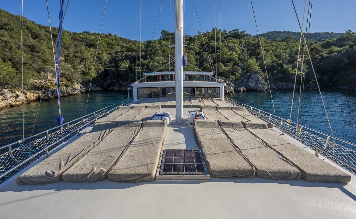 Holiday 5 gulet, 10 kabin ve 20 kişilik kapasitesiyle kalabalık gruplar için ideal mavi tur sunar. Güncel fiyatlar ve dahil hizmetler için Platin Yatçılık.