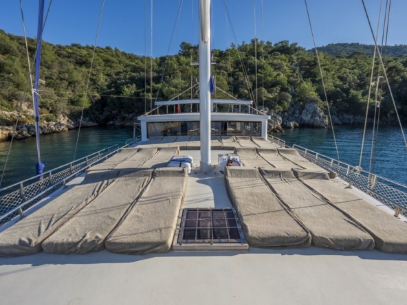 Holiday 5 gulet, 10 kabin ve 20 kişilik kapasitesiyle kalabalık gruplar için ideal mavi tur sunar. Güncel fiyatlar ve dahil hizmetler için Platin Yatçılık.