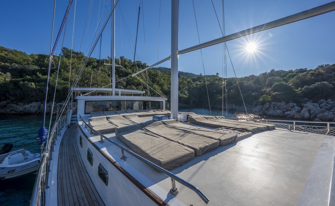 Holiday 5 gulet, 10 kabin ve 20 kişilik kapasitesiyle kalabalık gruplar için ideal mavi tur sunar. Güncel fiyatlar ve dahil hizmetler için Platin Yatçılık.